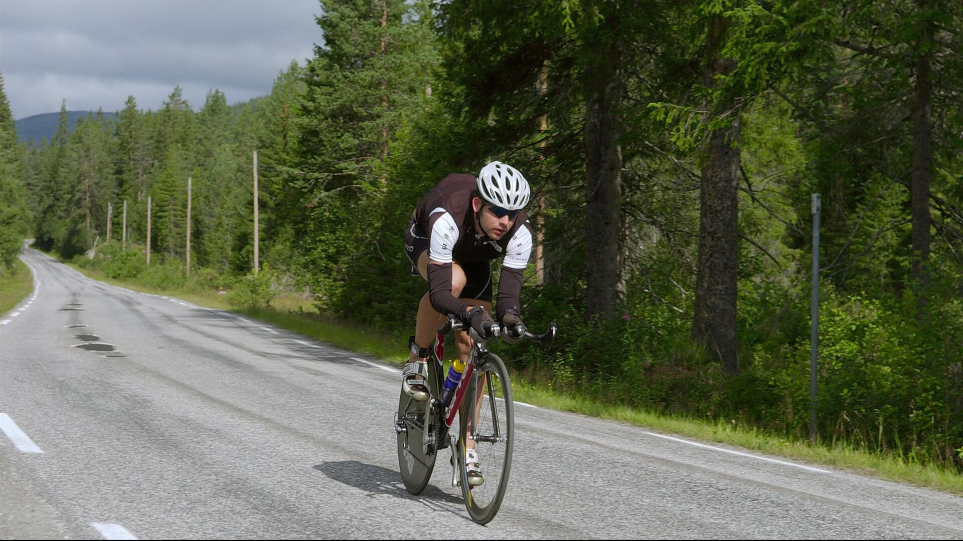 摩洛哥骑手阿米尔·本·哈桑在2024年巴黎奥运会三项赛中获得第20名,展现出色表现。