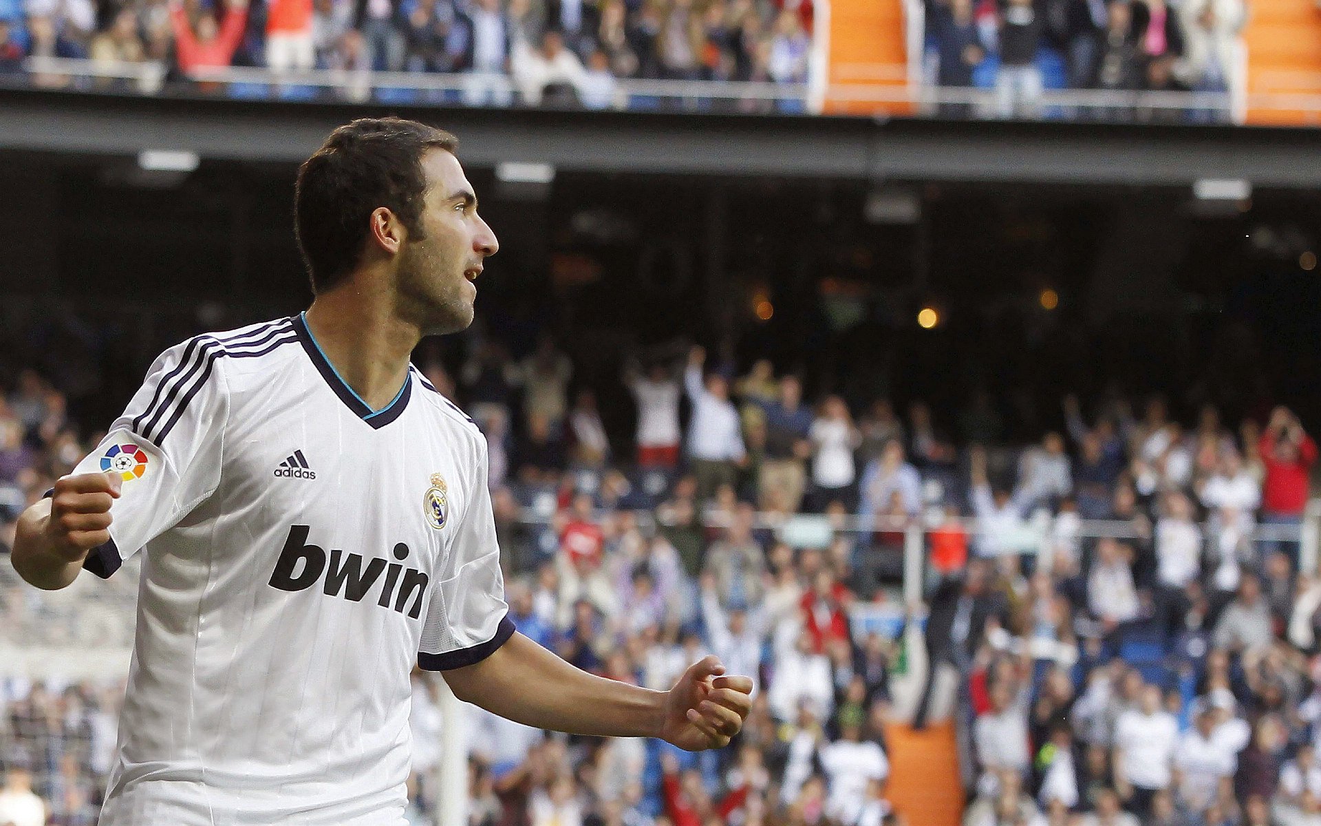 桑德兰攻守转换迅速，光明球场稳步前进，桑德兰主场球衣